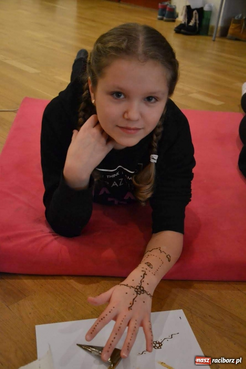 Zdjęcie w galerii na portalu naszraciborz.pl: Ferie na zamku. Na początek malowanie henną wiadomości z regionu