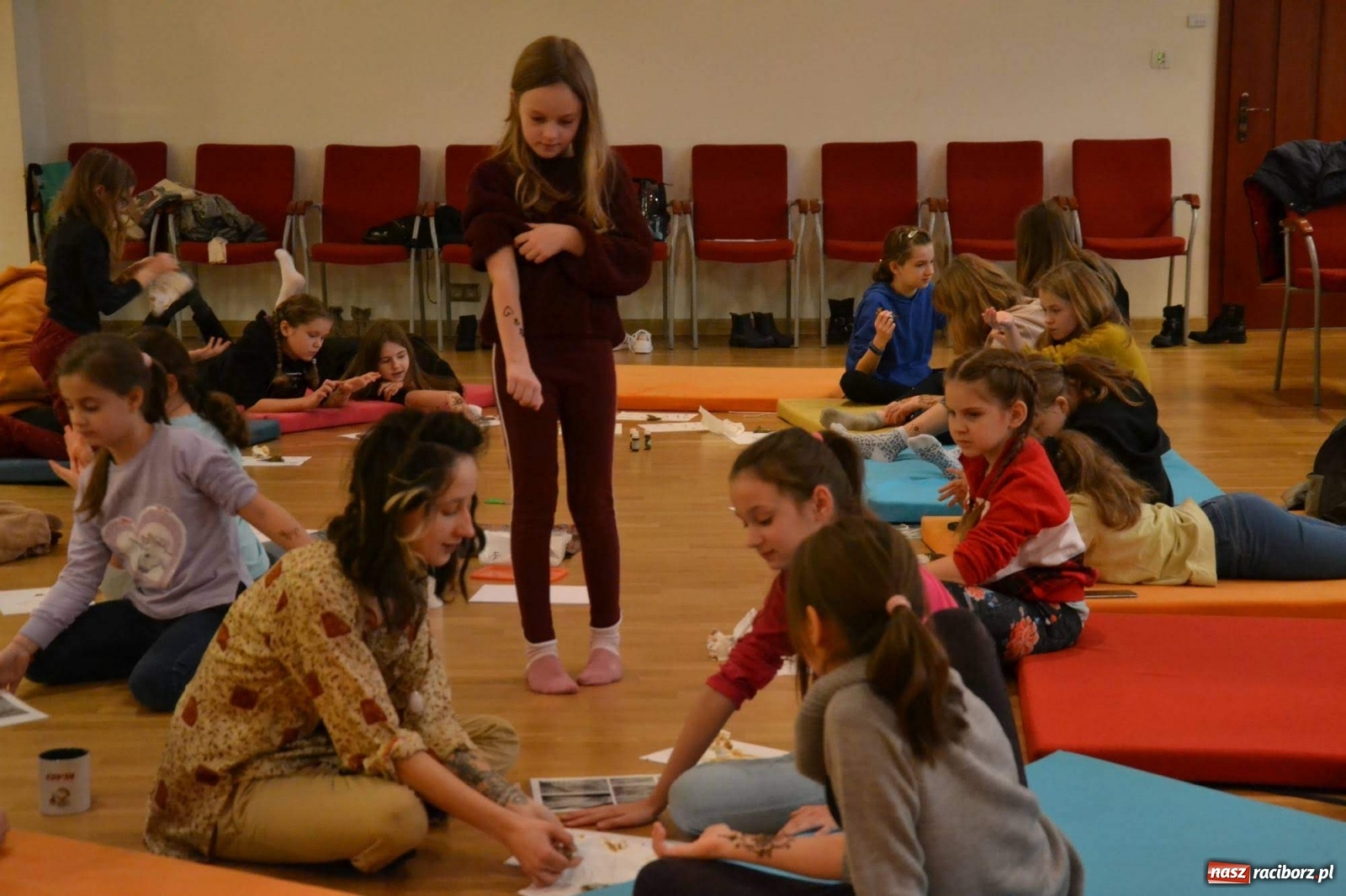 Zdjęcie w galerii na portalu naszraciborz.pl: Ferie na zamku. Na początek malowanie henną wiadomości z regionu