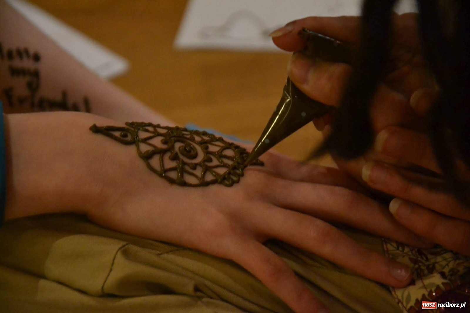 Zdjęcie w galerii na portalu naszraciborz.pl: Ferie na zamku. Na początek malowanie henną wiadomości z regionu