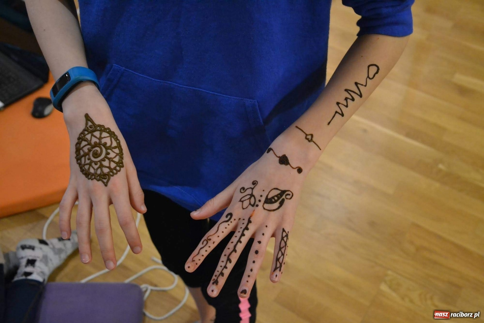 Zdjęcie w galerii na portalu naszraciborz.pl: Ferie na zamku. Na początek malowanie henną wiadomości z regionu