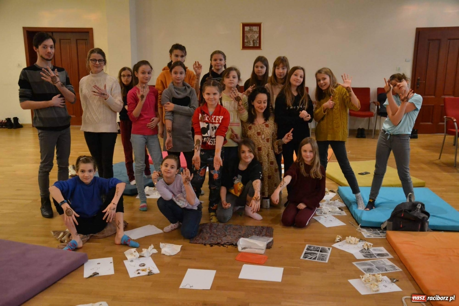 Zdjęcie w galerii na portalu naszraciborz.pl: Ferie na zamku. Na początek malowanie henną wiadomości z regionu