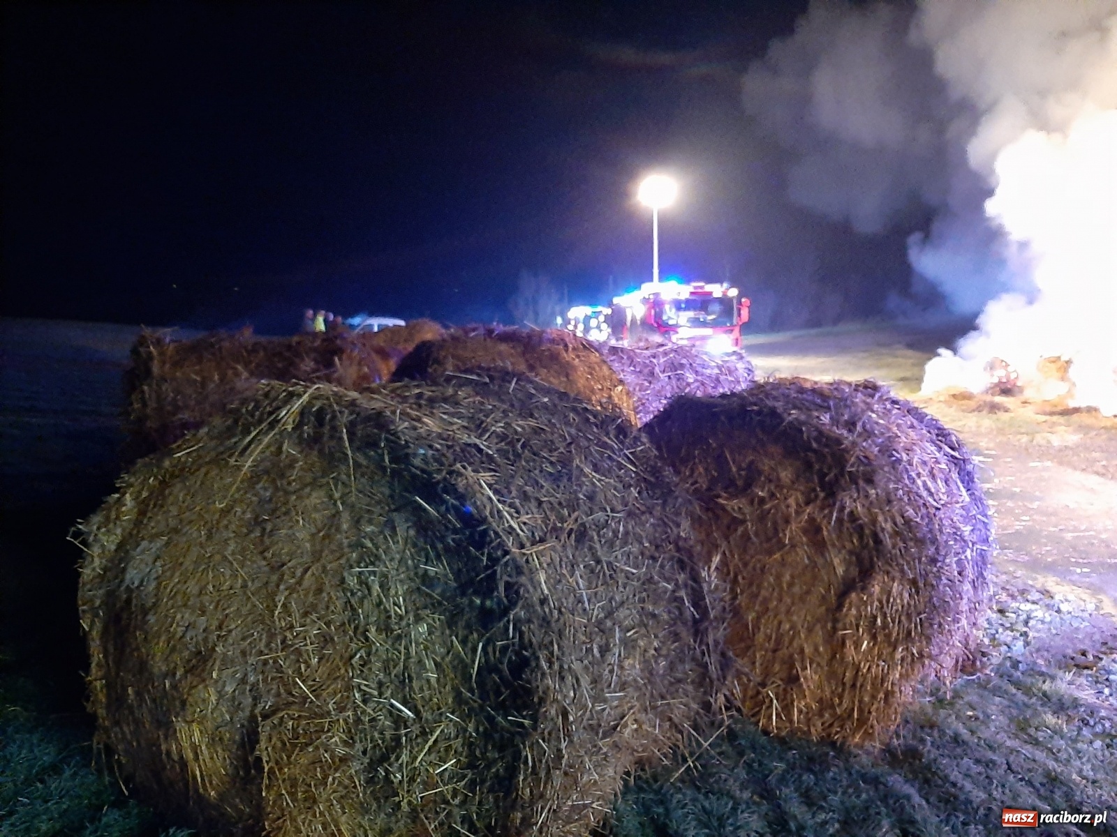 Zdjęcie w galerii na portalu naszraciborz.pl: Płonie stóg słomy przy drodze z Bolesławia na Urbanek [FOTO i WIDEO] wiadomości z regionu