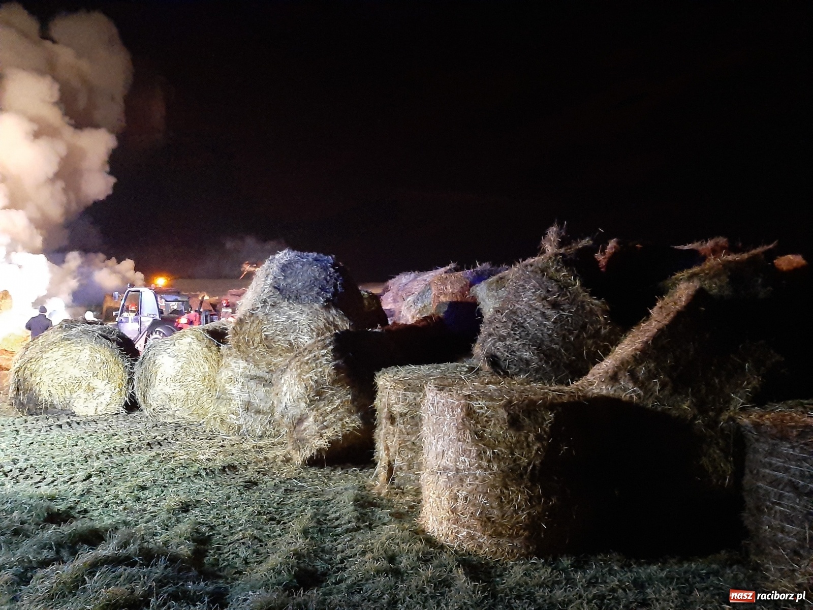 Zdjęcie w galerii na portalu naszraciborz.pl: Płonie stóg słomy przy drodze z Bolesławia na Urbanek [FOTO i WIDEO] wiadomości z regionu