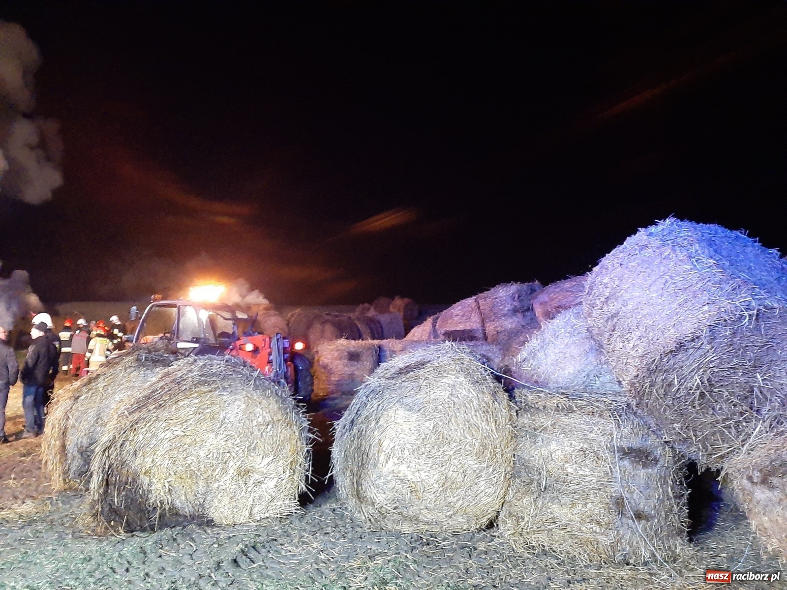Zdjęcie w galerii na portalu naszraciborz.pl: Płonie stóg słomy przy drodze z Bolesławia na Urbanek [FOTO i WIDEO] wiadomości z regionu