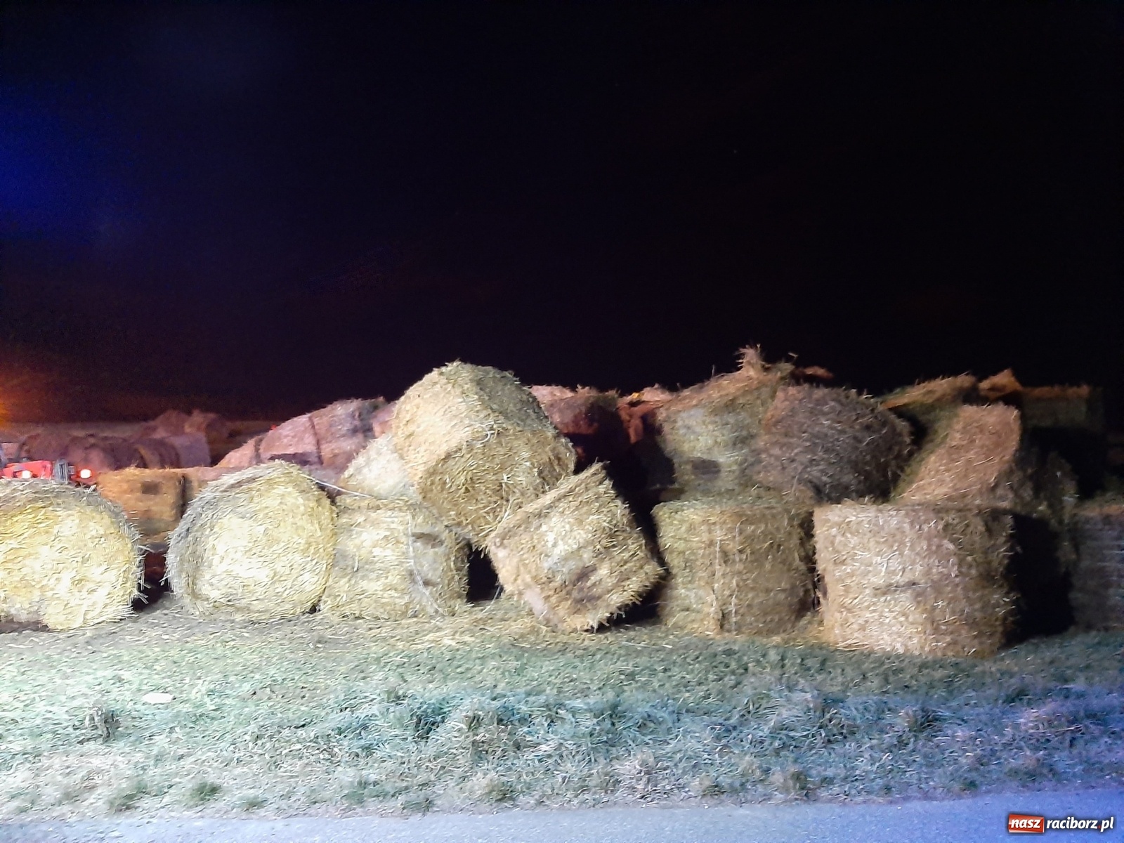 Zdjęcie w galerii na portalu naszraciborz.pl: Płonie stóg słomy przy drodze z Bolesławia na Urbanek [FOTO i WIDEO] wiadomości z regionu