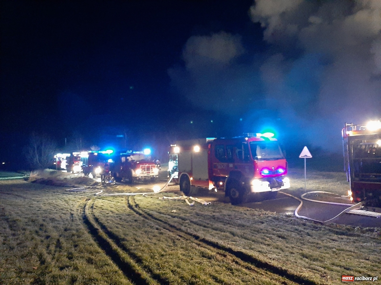Zdjęcie w galerii na portalu naszraciborz.pl: Płonie stóg słomy przy drodze z Bolesławia na Urbanek [FOTO i WIDEO] wiadomości z regionu