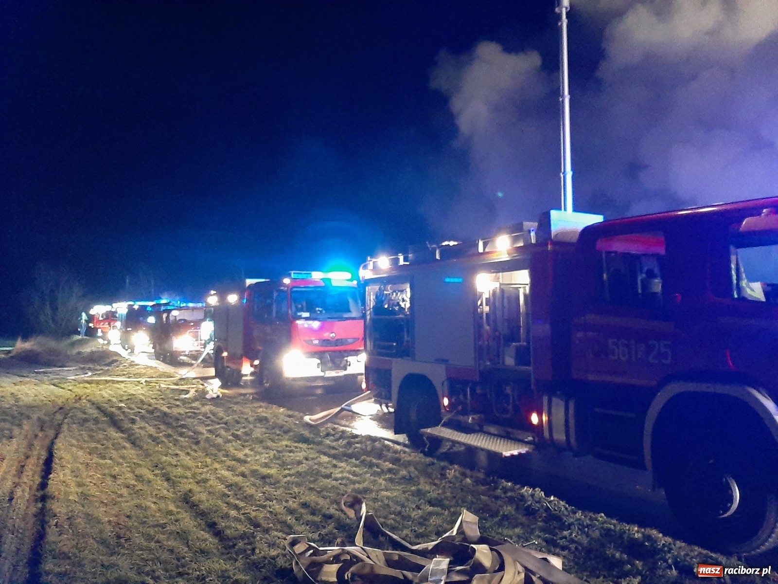 Zdjęcie w galerii na portalu naszraciborz.pl: Płonie stóg słomy przy drodze z Bolesławia na Urbanek [FOTO i WIDEO] wiadomości z regionu