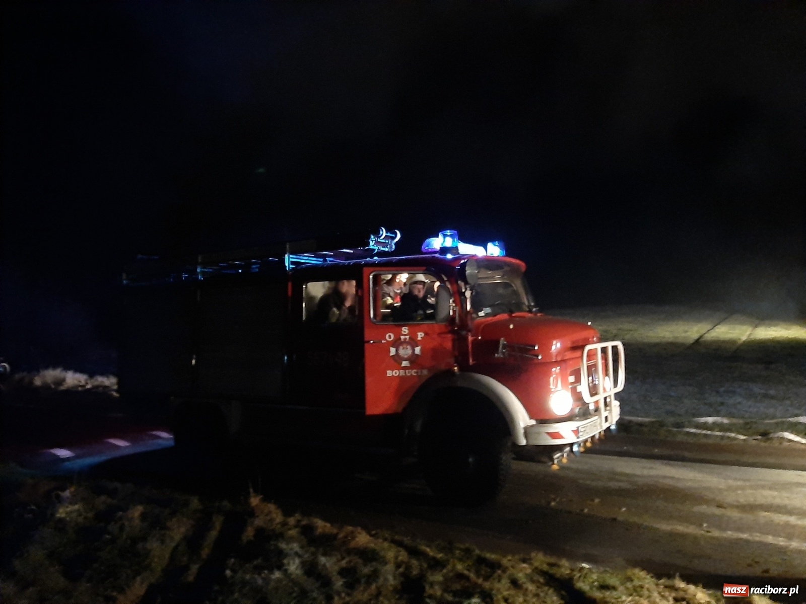 Zdjęcie w galerii na portalu naszraciborz.pl: Płonie stóg słomy przy drodze z Bolesławia na Urbanek [FOTO i WIDEO] wiadomości z regionu