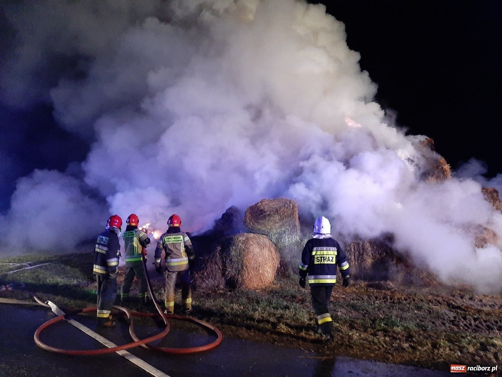 Zdjęcie w galerii na portalu naszraciborz.pl: Płonie stóg słomy przy drodze z Bolesławia na Urbanek [FOTO i WIDEO] wiadomości z regionu