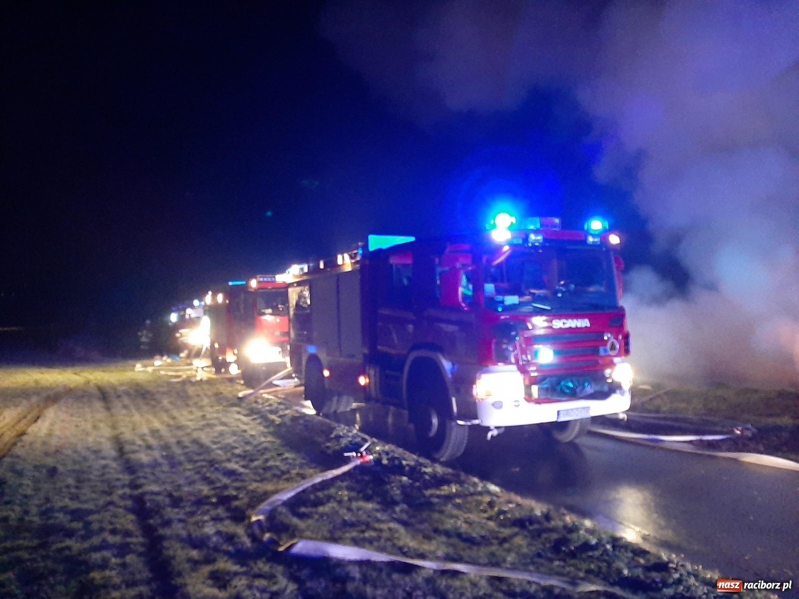 Zdjęcie w galerii na portalu naszraciborz.pl: Płonie stóg słomy przy drodze z Bolesławia na Urbanek [FOTO i WIDEO] wiadomości z regionu
