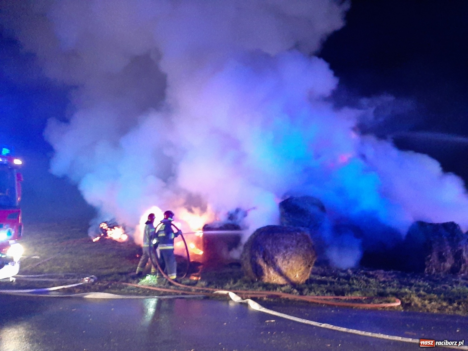 Zdjęcie w galerii na portalu naszraciborz.pl: Płonie stóg słomy przy drodze z Bolesławia na Urbanek [FOTO i WIDEO] wiadomości z regionu