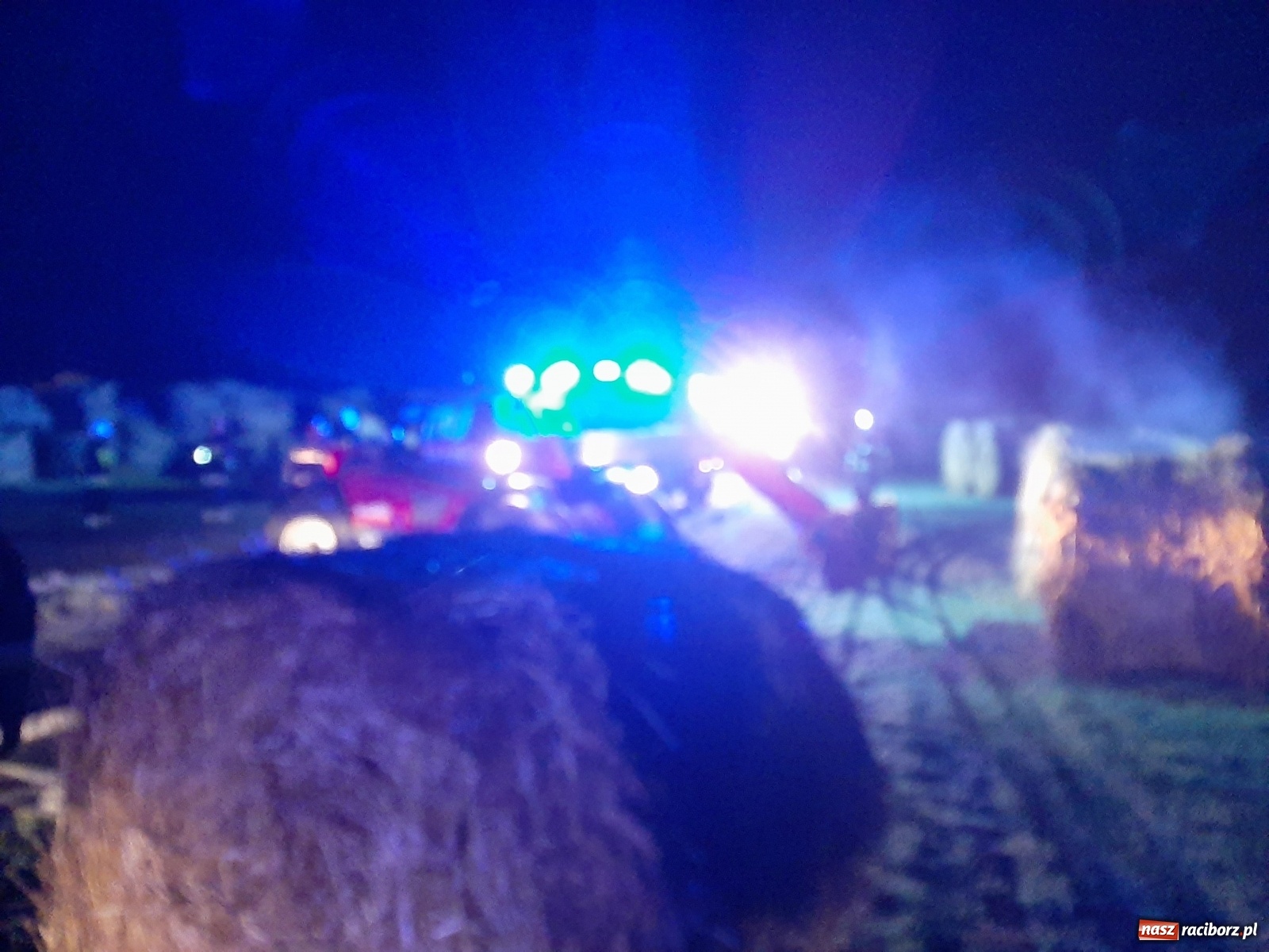 Zdjęcie w galerii na portalu naszraciborz.pl: Płonie stóg słomy przy drodze z Bolesławia na Urbanek [FOTO i WIDEO] wiadomości z regionu