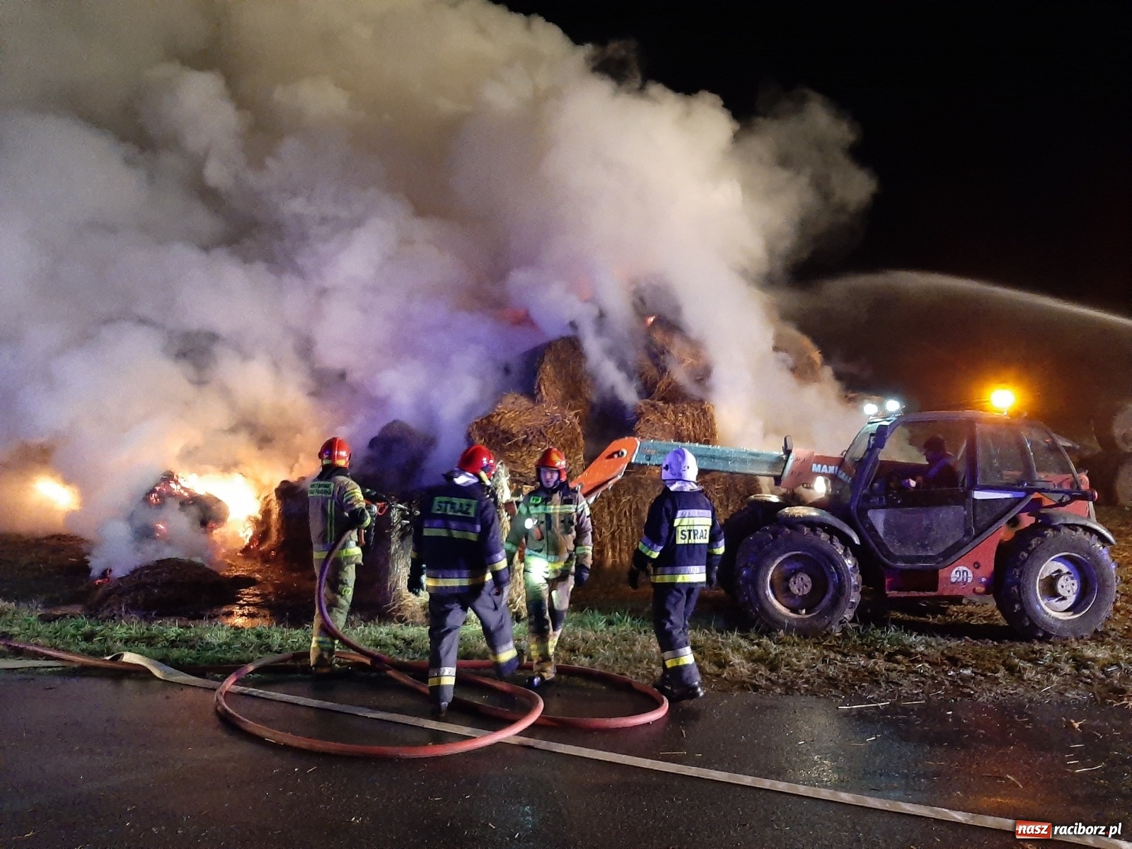 Zdjęcie w galerii na portalu naszraciborz.pl: Płonie stóg słomy przy drodze z Bolesławia na Urbanek [FOTO i WIDEO] wiadomości z regionu