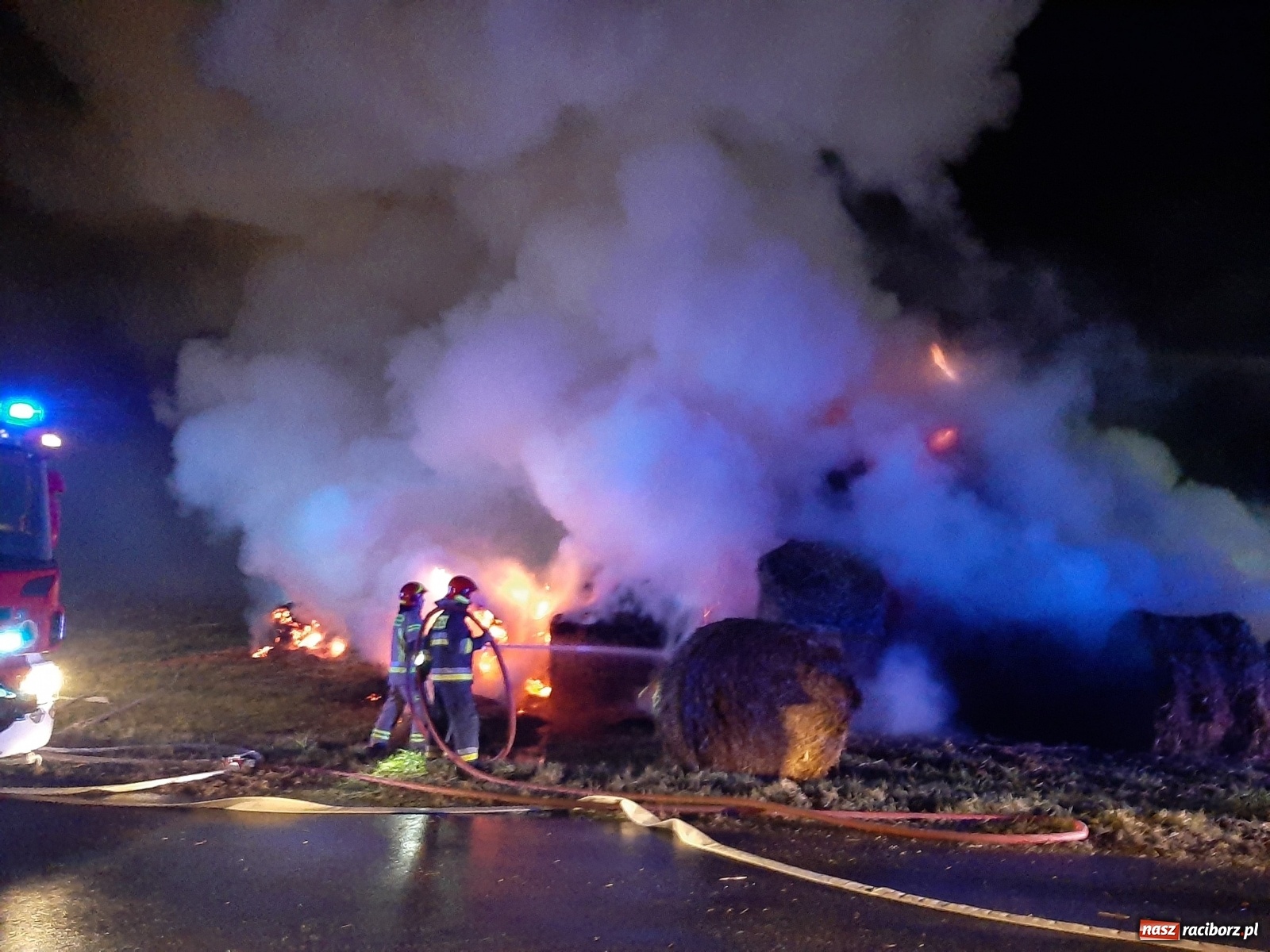 Zdjęcie w galerii na portalu naszraciborz.pl: Płonie stóg słomy przy drodze z Bolesławia na Urbanek [FOTO i WIDEO] wiadomości z regionu