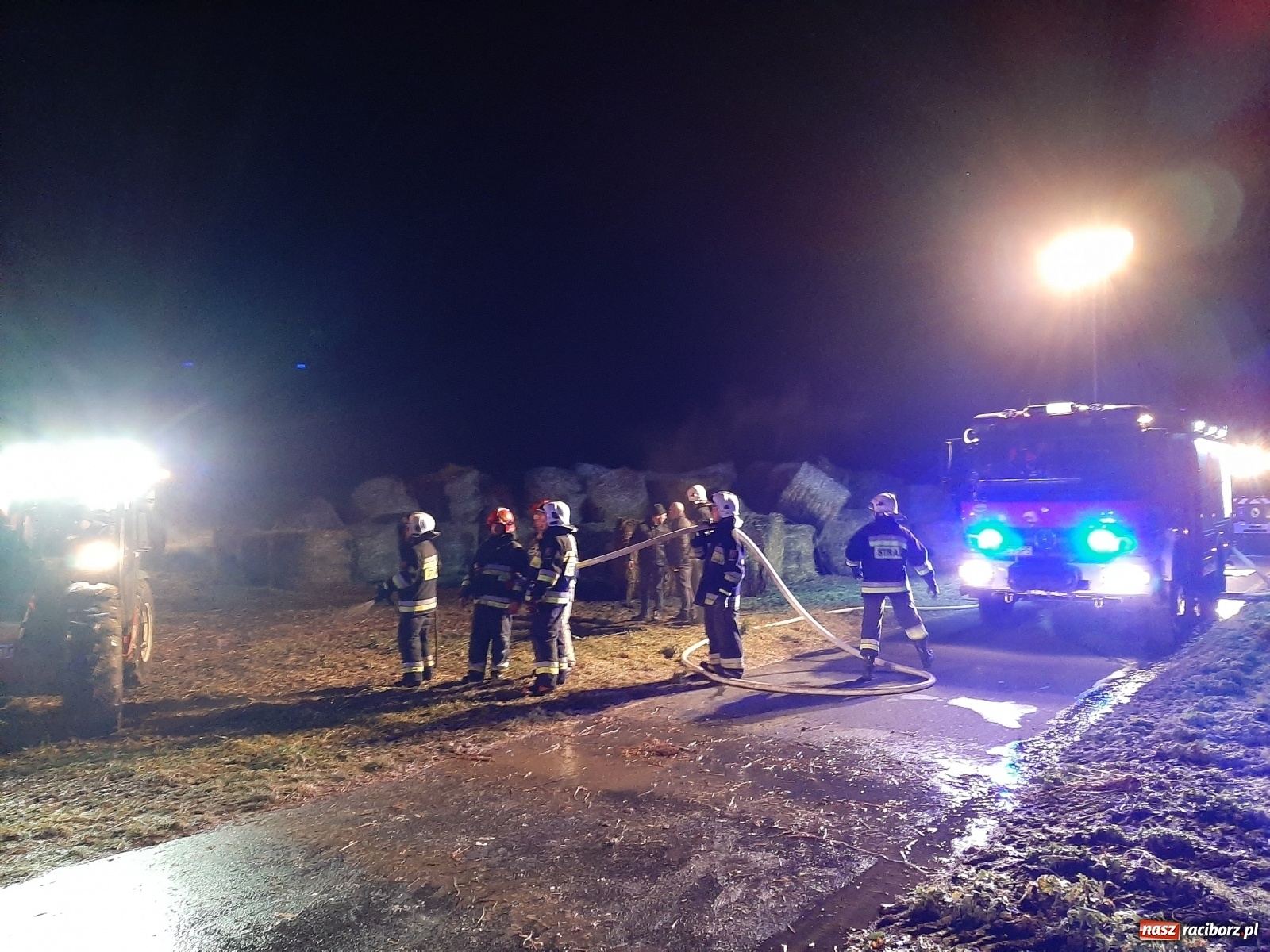 Zdjęcie w galerii na portalu naszraciborz.pl: Płonie stóg słomy przy drodze z Bolesławia na Urbanek [FOTO i WIDEO] wiadomości z regionu