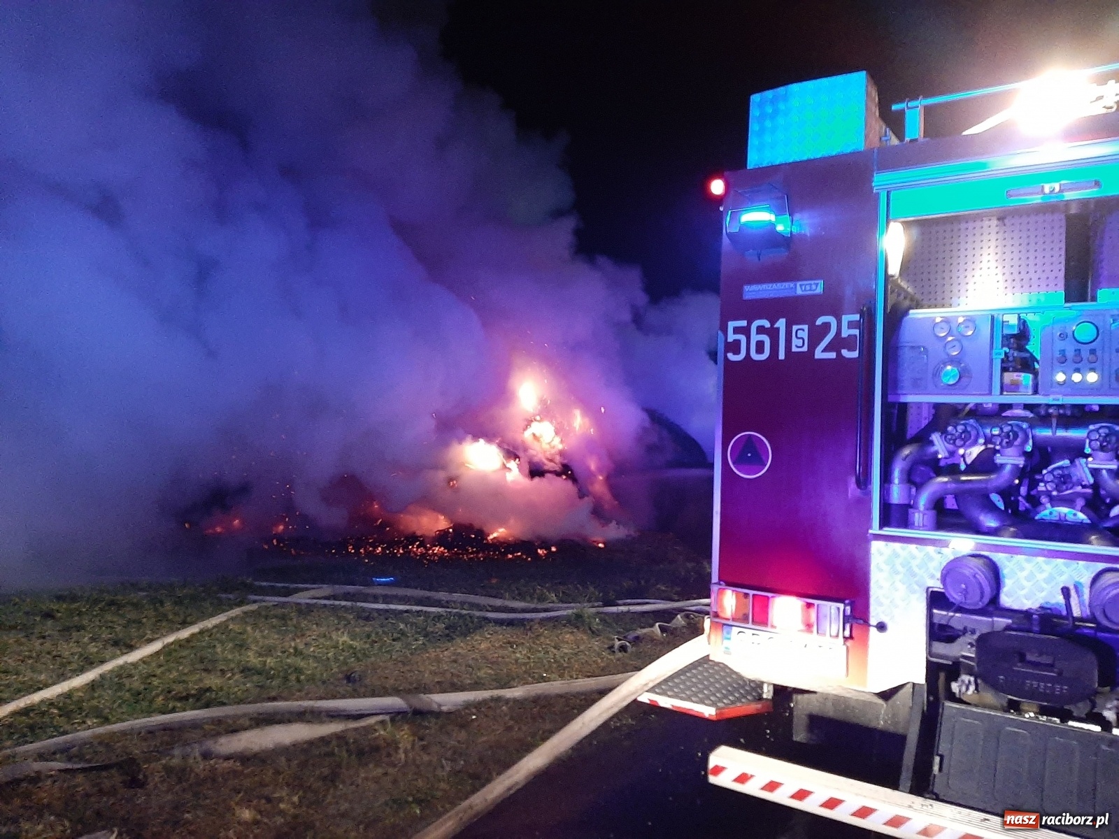 Zdjęcie w galerii na portalu naszraciborz.pl: Płonie stóg słomy przy drodze z Bolesławia na Urbanek [FOTO i WIDEO] wiadomości z regionu
