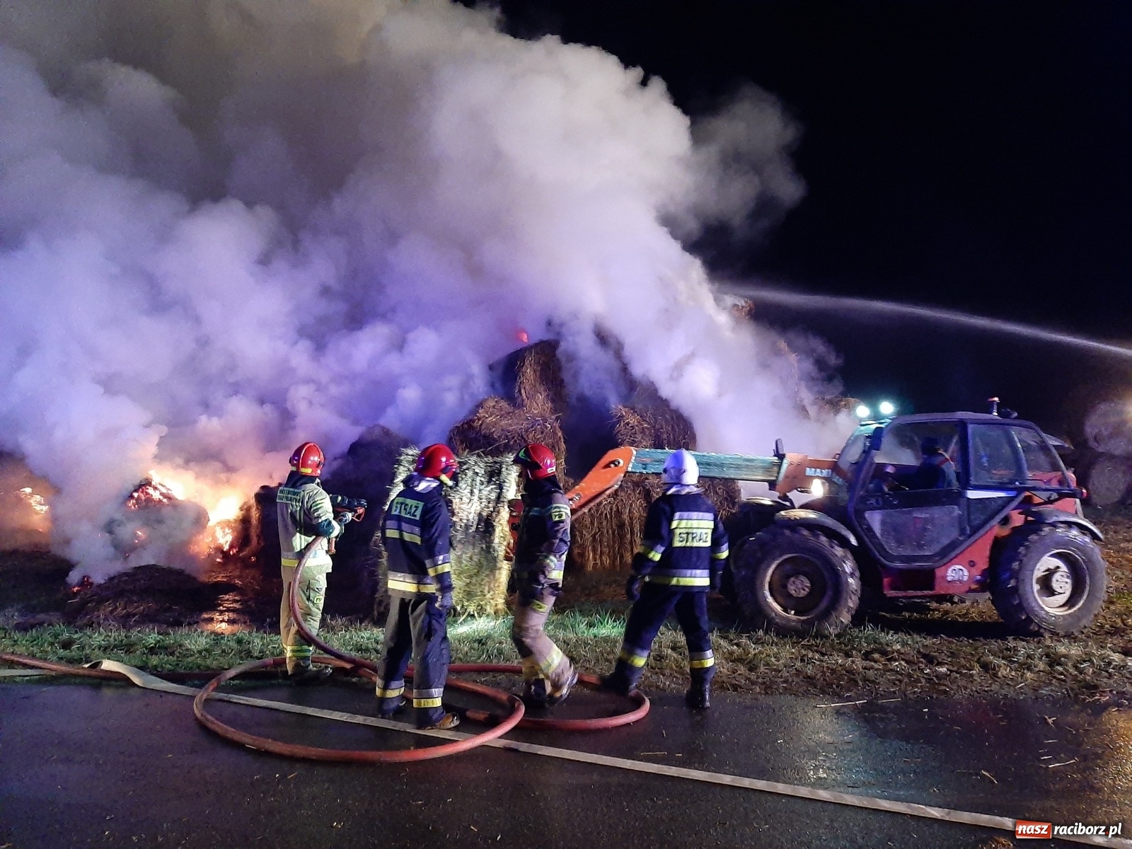 Zdjęcie w galerii na portalu naszraciborz.pl: Płonie stóg słomy przy drodze z Bolesławia na Urbanek [FOTO i WIDEO] wiadomości z regionu