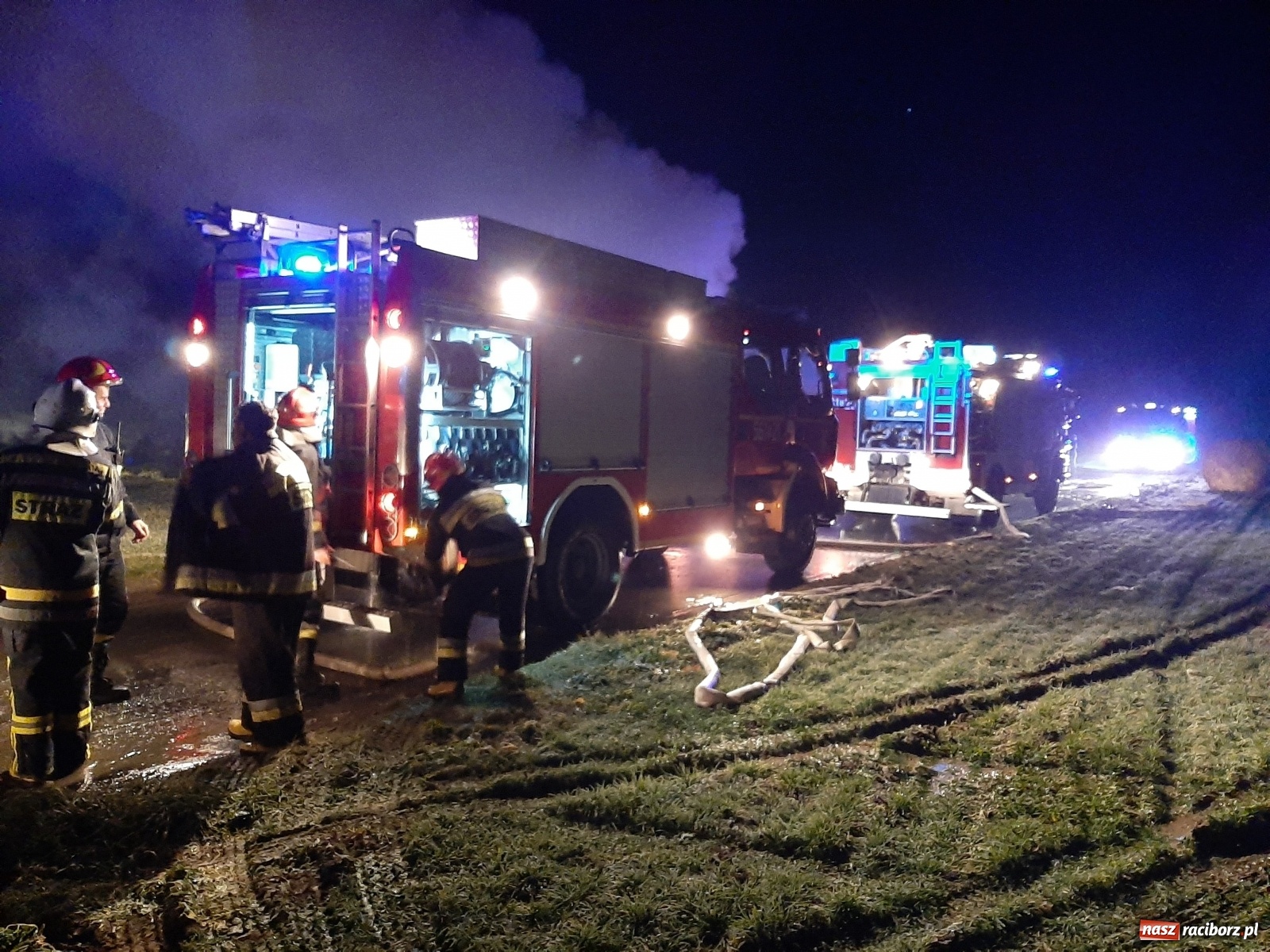 Zdjęcie w galerii na portalu naszraciborz.pl: Płonie stóg słomy przy drodze z Bolesławia na Urbanek [FOTO i WIDEO] wiadomości z regionu