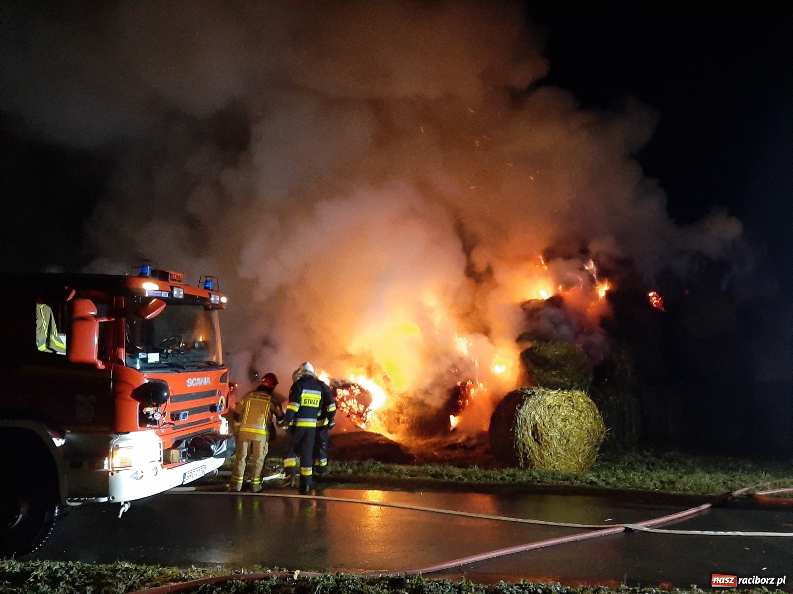 Zdjęcie w galerii na portalu naszraciborz.pl: Płonie stóg słomy przy drodze z Bolesławia na Urbanek [FOTO i WIDEO] wiadomości z regionu