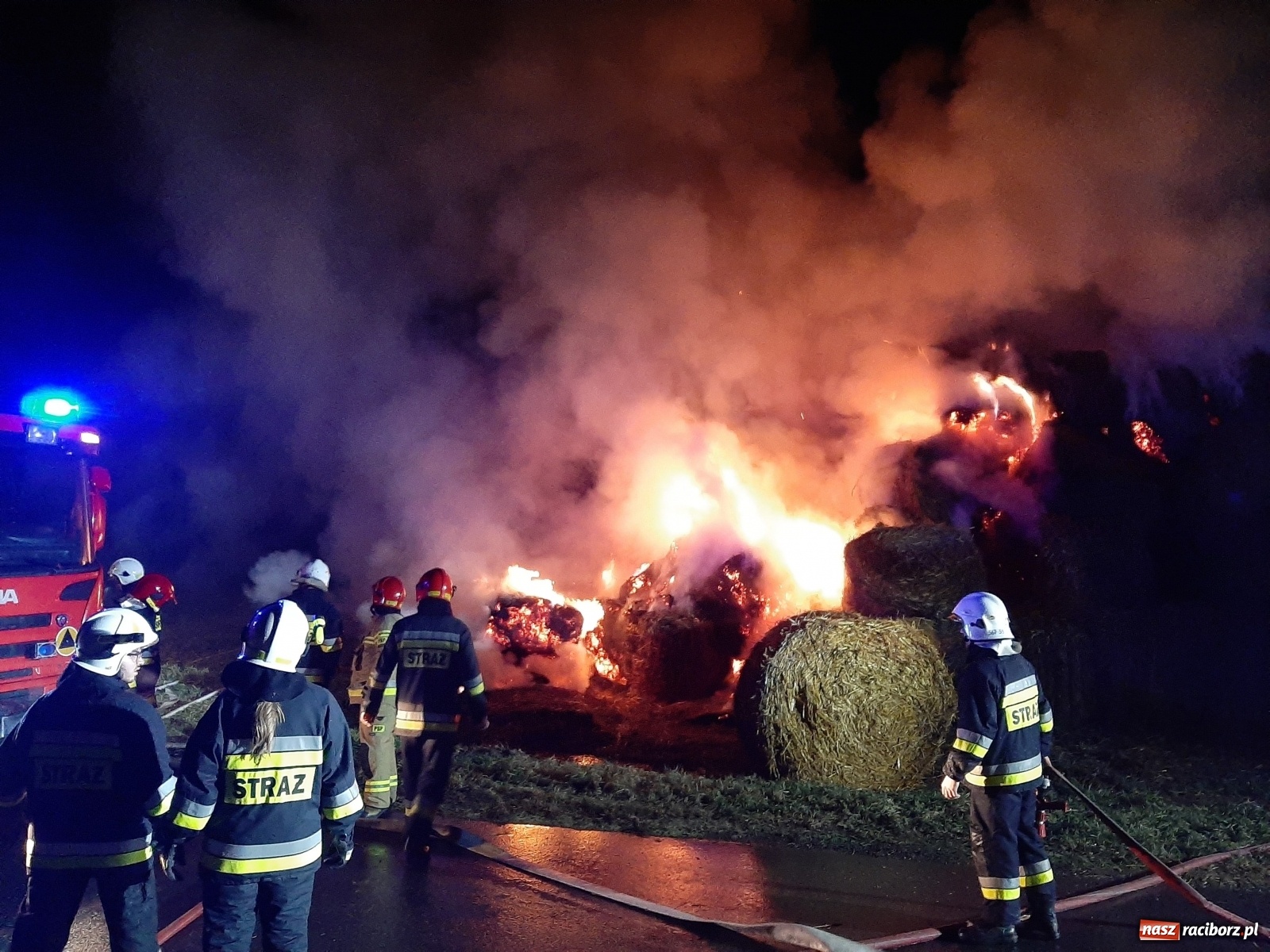 Zdjęcie w galerii na portalu naszraciborz.pl: Płonie stóg słomy przy drodze z Bolesławia na Urbanek [FOTO i WIDEO] wiadomości z regionu
