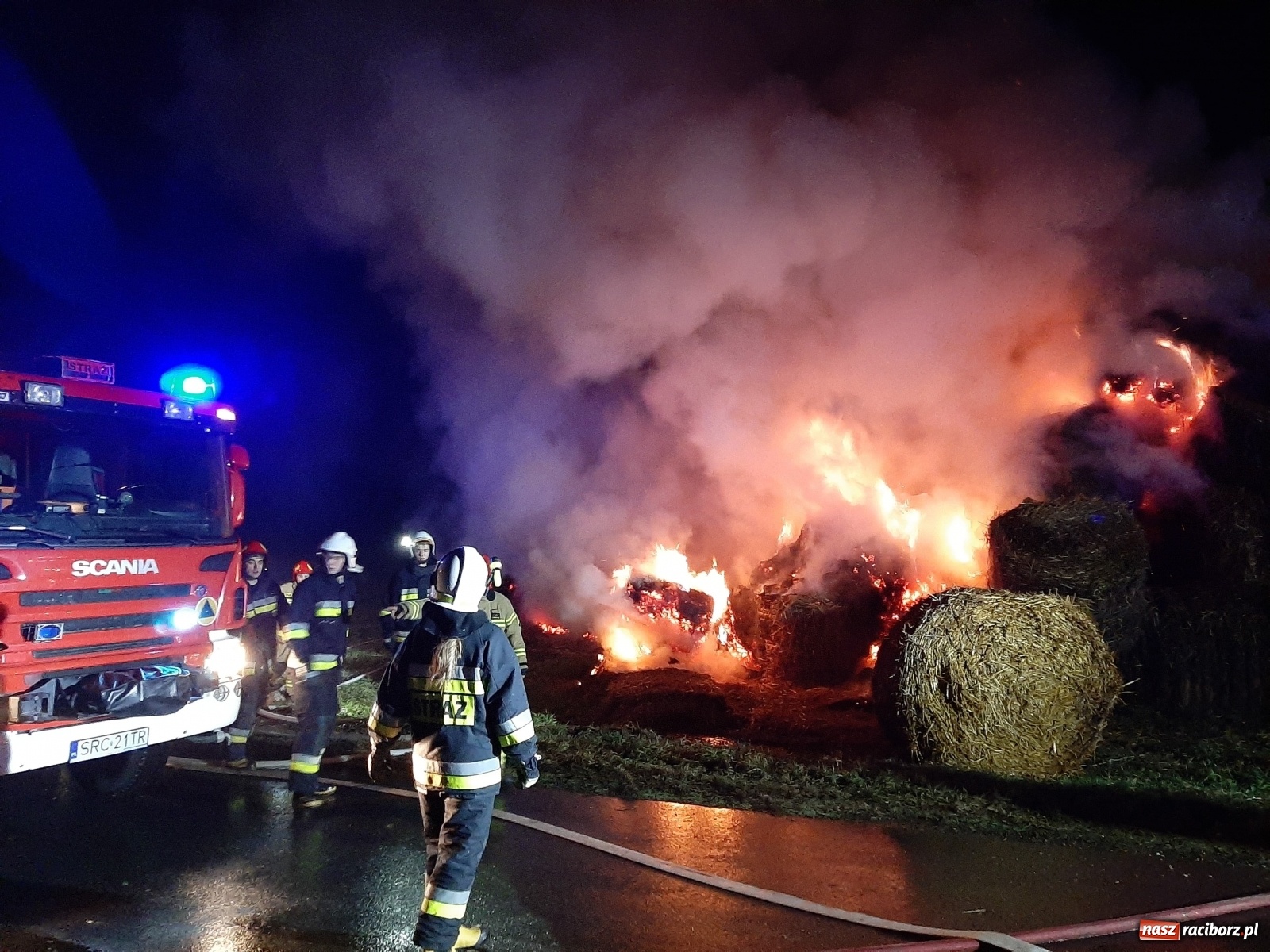 Zdjęcie w galerii na portalu naszraciborz.pl: Płonie stóg słomy przy drodze z Bolesławia na Urbanek [FOTO i WIDEO] wiadomości z regionu