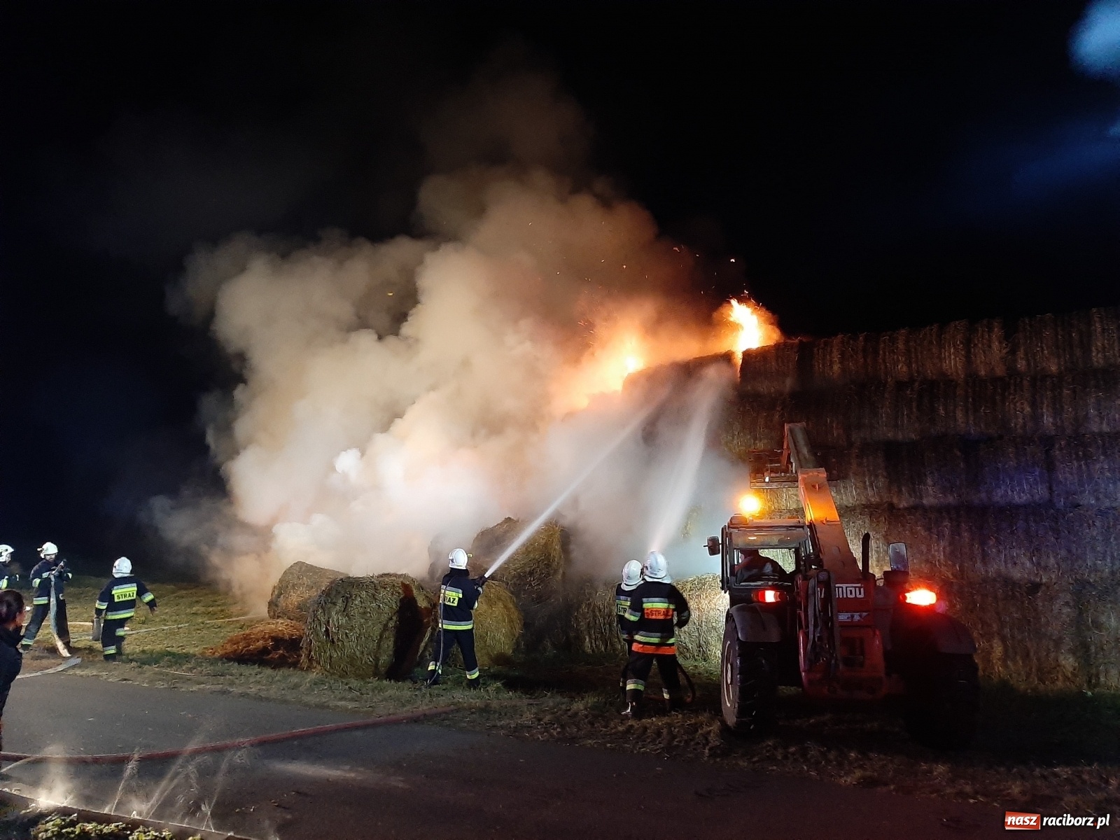 Zdjęcie w galerii na portalu naszraciborz.pl: Płonie stóg słomy przy drodze z Bolesławia na Urbanek [FOTO i WIDEO] wiadomości z regionu