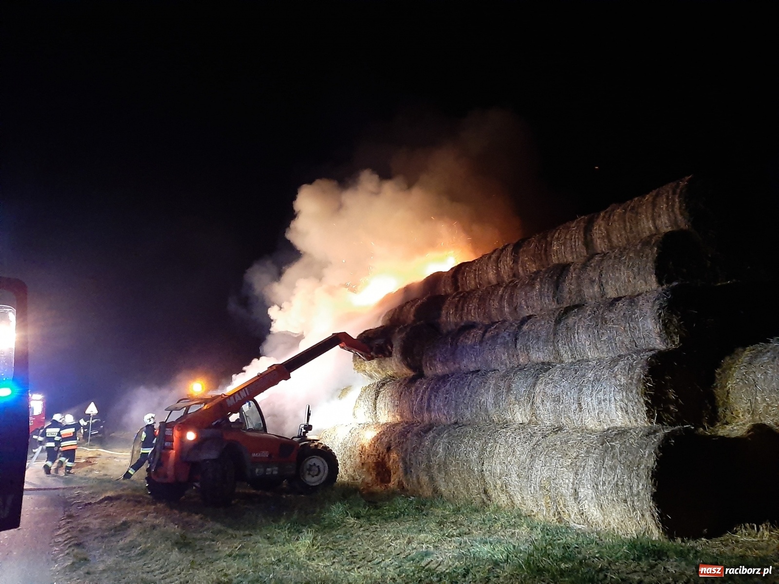 Zdjęcie w galerii na portalu naszraciborz.pl: Płonie stóg słomy przy drodze z Bolesławia na Urbanek [FOTO i WIDEO] wiadomości z regionu