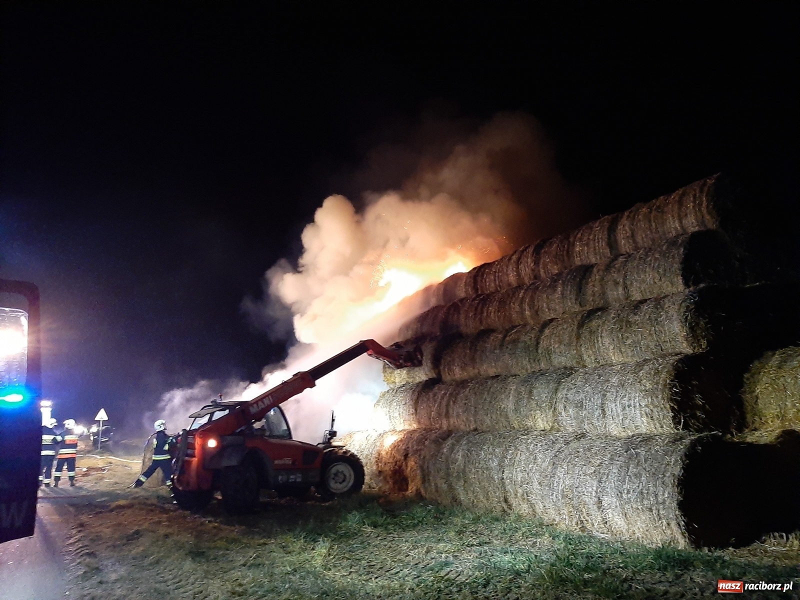 Zdjęcie w galerii na portalu naszraciborz.pl: Płonie stóg słomy przy drodze z Bolesławia na Urbanek [FOTO i WIDEO] wiadomości z regionu