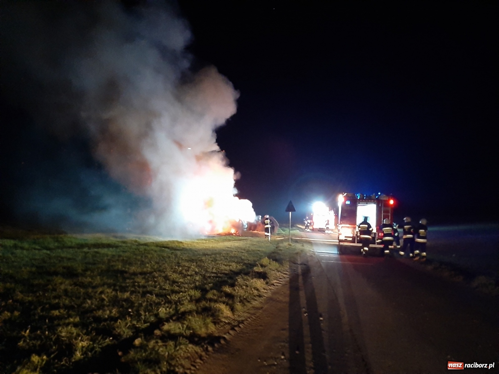 Zdjęcie w galerii na portalu naszraciborz.pl: Płonie stóg słomy przy drodze z Bolesławia na Urbanek [FOTO i WIDEO] wiadomości z regionu