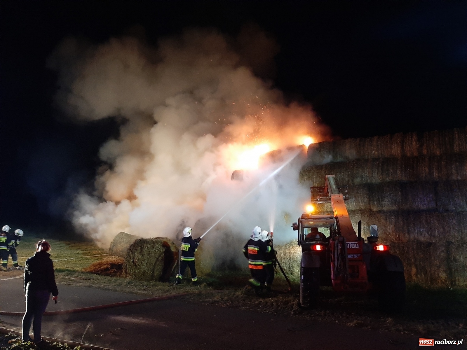 Zdjęcie w galerii na portalu naszraciborz.pl: Płonie stóg słomy przy drodze z Bolesławia na Urbanek [FOTO i WIDEO] wiadomości z regionu