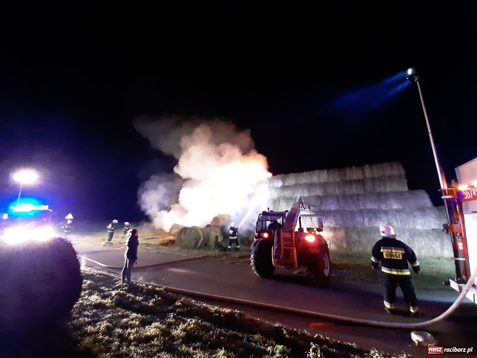 Zdjęcie w galerii na portalu naszraciborz.pl: Płonie stóg słomy przy drodze z Bolesławia na Urbanek [FOTO i WIDEO] wiadomości z regionu
