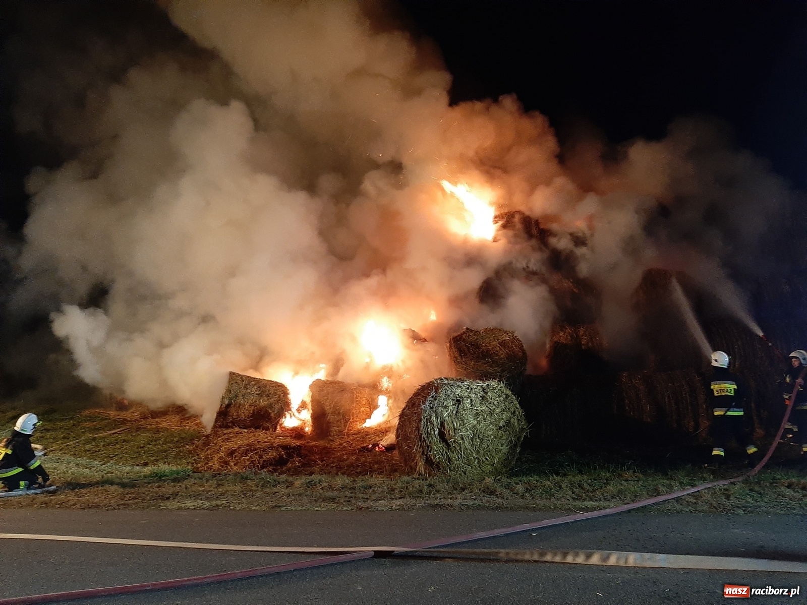 Zdjęcie w galerii na portalu naszraciborz.pl: Płonie stóg słomy przy drodze z Bolesławia na Urbanek [FOTO i WIDEO] wiadomości z regionu