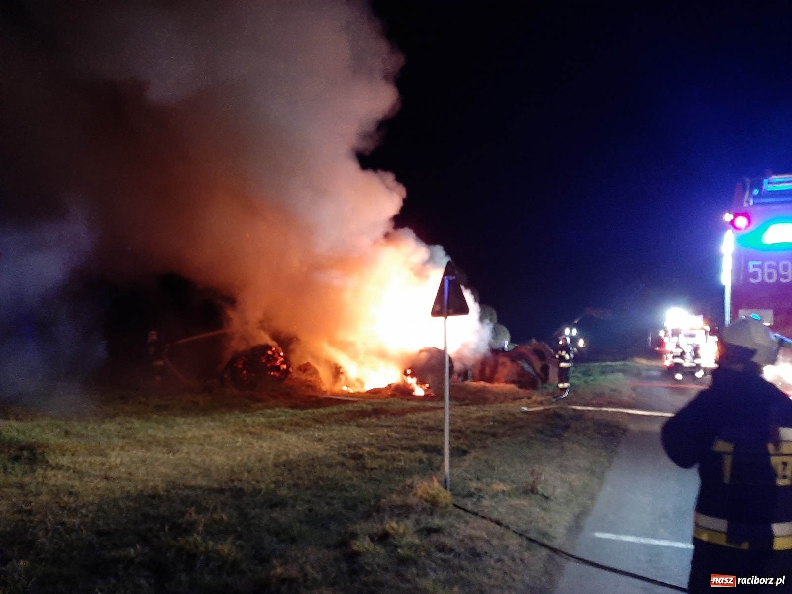 Zdjęcie w galerii na portalu naszraciborz.pl: Płonie stóg słomy przy drodze z Bolesławia na Urbanek [FOTO i WIDEO] wiadomości z regionu