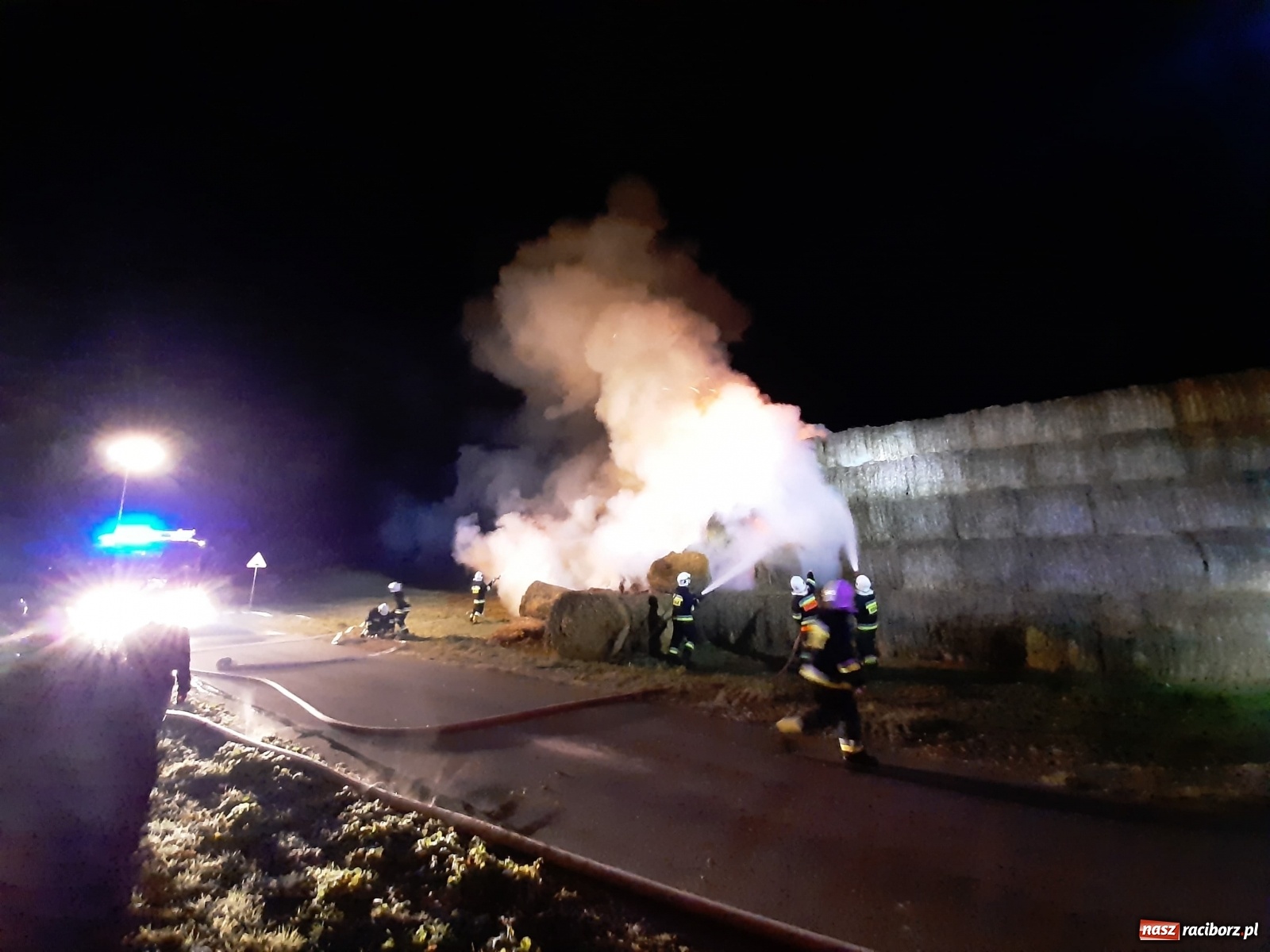Zdjęcie w galerii na portalu naszraciborz.pl: Płonie stóg słomy przy drodze z Bolesławia na Urbanek [FOTO i WIDEO] wiadomości z regionu