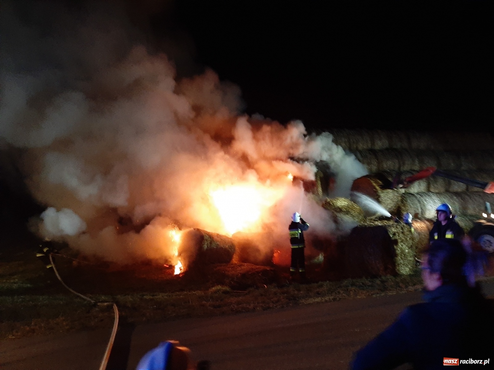 Zdjęcie w galerii na portalu naszraciborz.pl: Płonie stóg słomy przy drodze z Bolesławia na Urbanek [FOTO i WIDEO] wiadomości z regionu