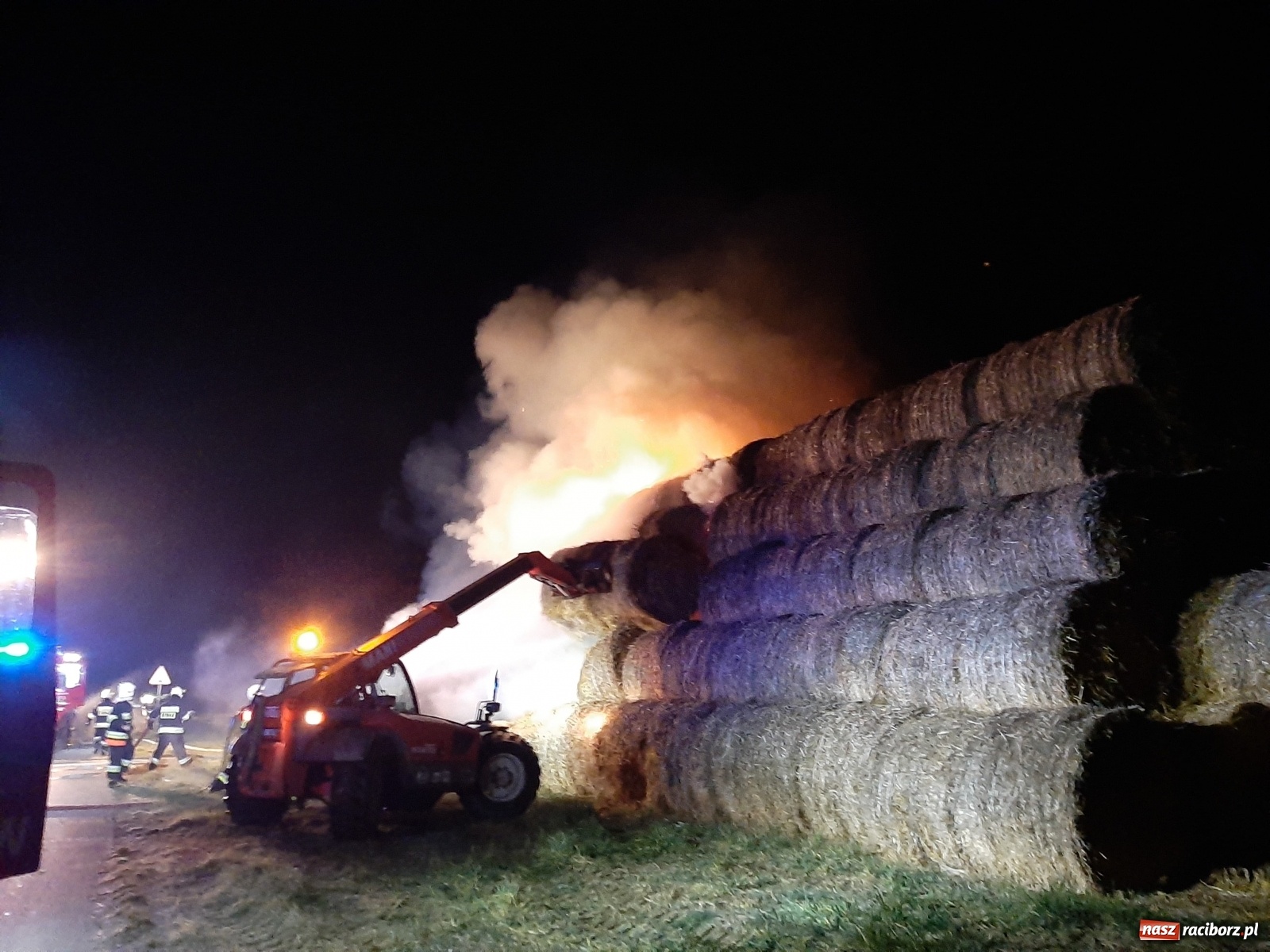 Zdjęcie w galerii na portalu naszraciborz.pl: Płonie stóg słomy przy drodze z Bolesławia na Urbanek [FOTO i WIDEO] wiadomości z regionu