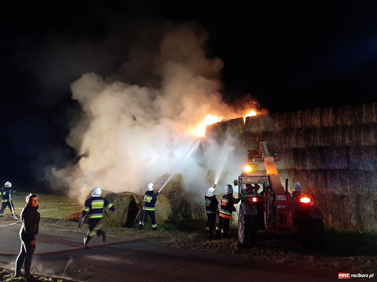 Zdjęcie w galerii na portalu naszraciborz.pl: Płonie stóg słomy przy drodze z Bolesławia na Urbanek [FOTO i WIDEO] wiadomości z regionu