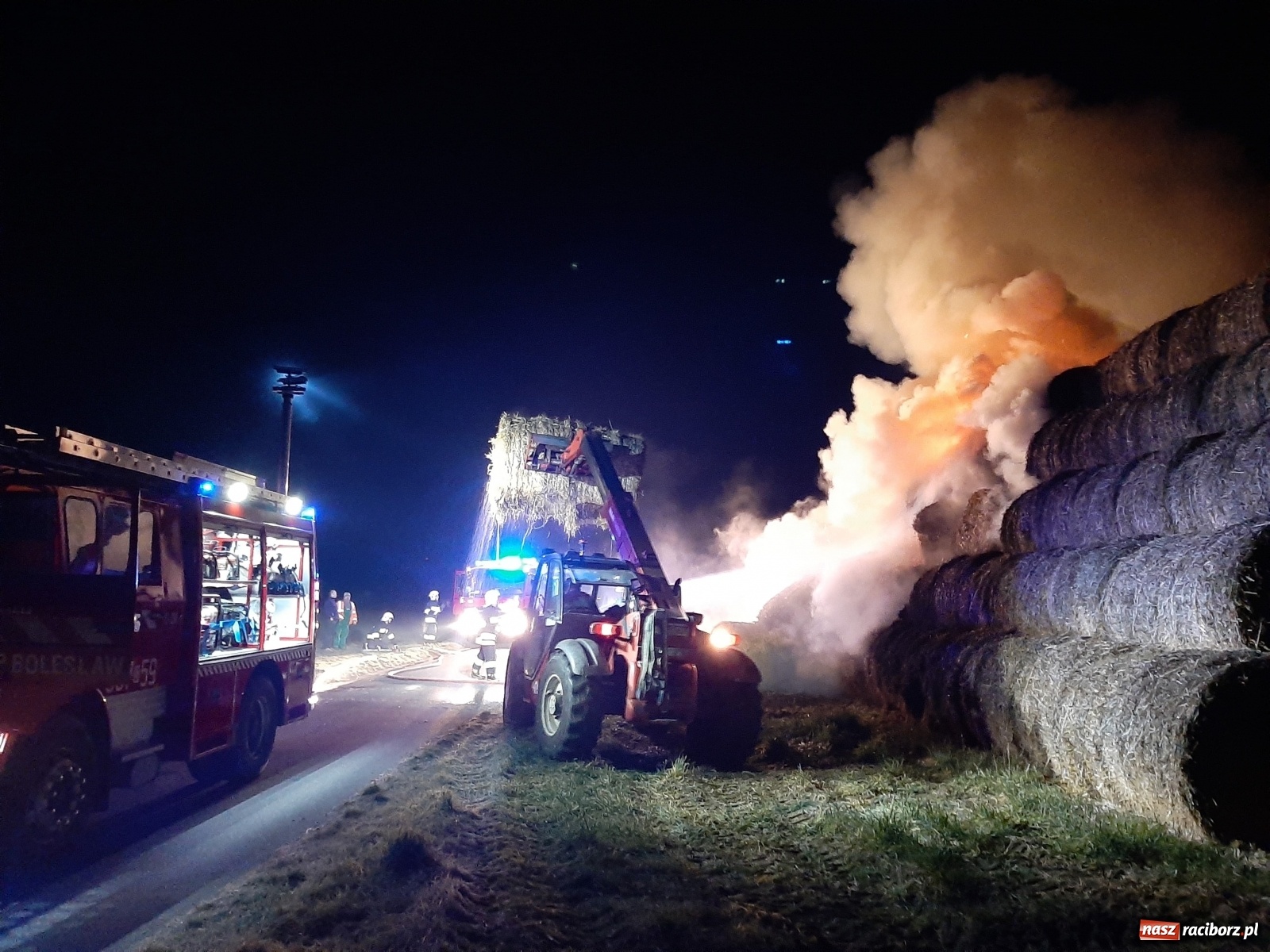Zdjęcie w galerii na portalu naszraciborz.pl: Płonie stóg słomy przy drodze z Bolesławia na Urbanek [FOTO i WIDEO] wiadomości z regionu
