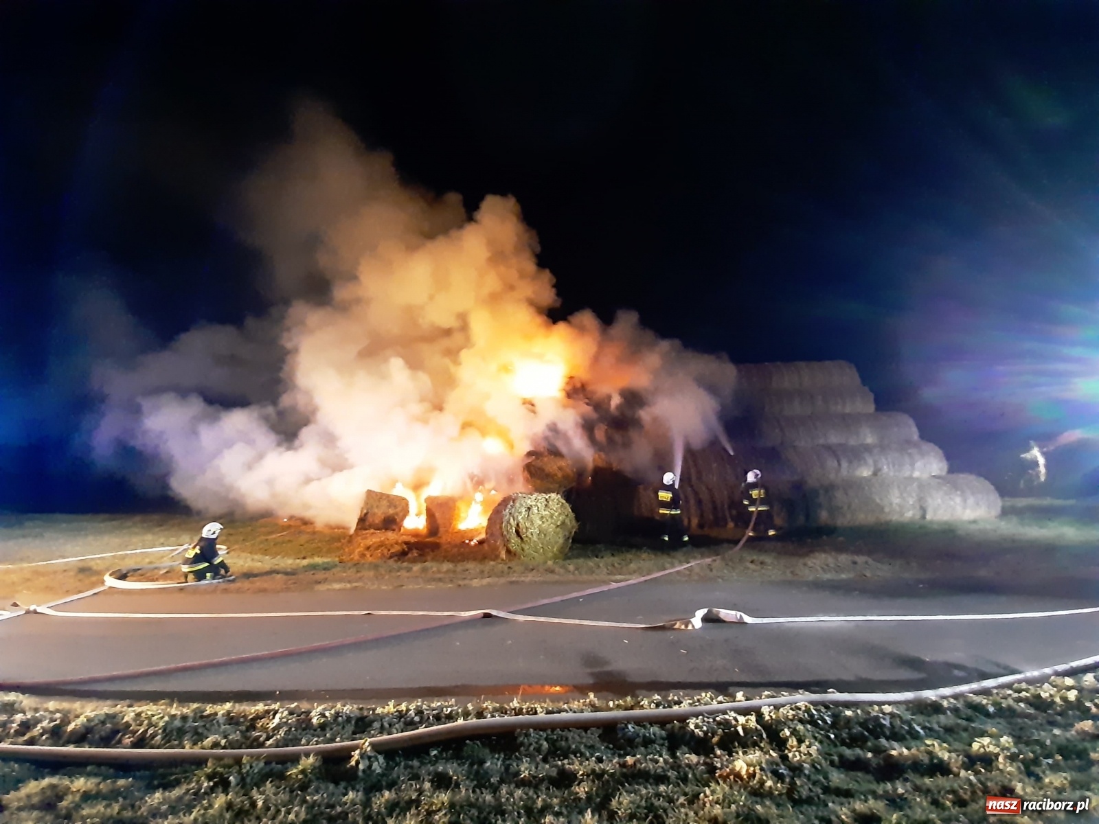 Zdjęcie w galerii na portalu naszraciborz.pl: Płonie stóg słomy przy drodze z Bolesławia na Urbanek [FOTO i WIDEO] wiadomości z regionu
