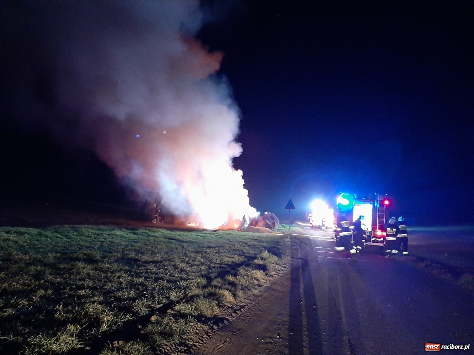Zdjęcie w galerii na portalu naszraciborz.pl: Płonie stóg słomy przy drodze z Bolesławia na Urbanek [FOTO i WIDEO] wiadomości z regionu