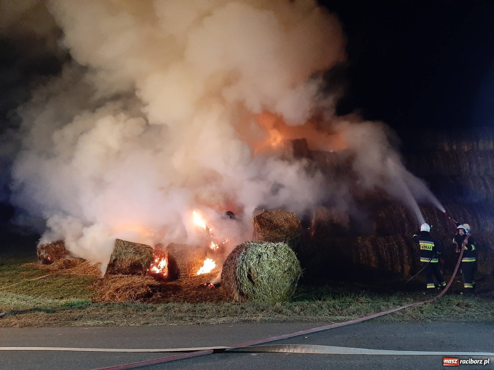 Zdjęcie w galerii na portalu naszraciborz.pl: Płonie stóg słomy przy drodze z Bolesławia na Urbanek [FOTO i WIDEO] wiadomości z regionu