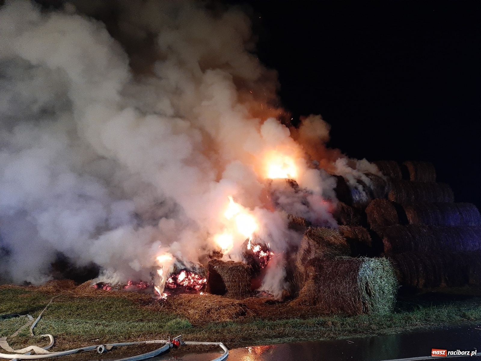 Zdjęcie w galerii na portalu naszraciborz.pl: Płonie stóg słomy przy drodze z Bolesławia na Urbanek [FOTO i WIDEO] wiadomości z regionu