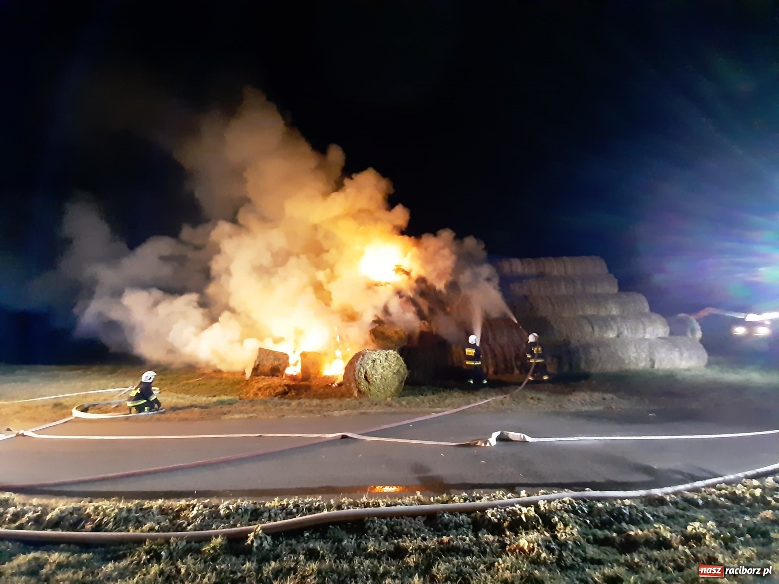 Zdjęcie w galerii na portalu naszraciborz.pl: Płonie stóg słomy przy drodze z Bolesławia na Urbanek [FOTO i WIDEO] wiadomości z regionu