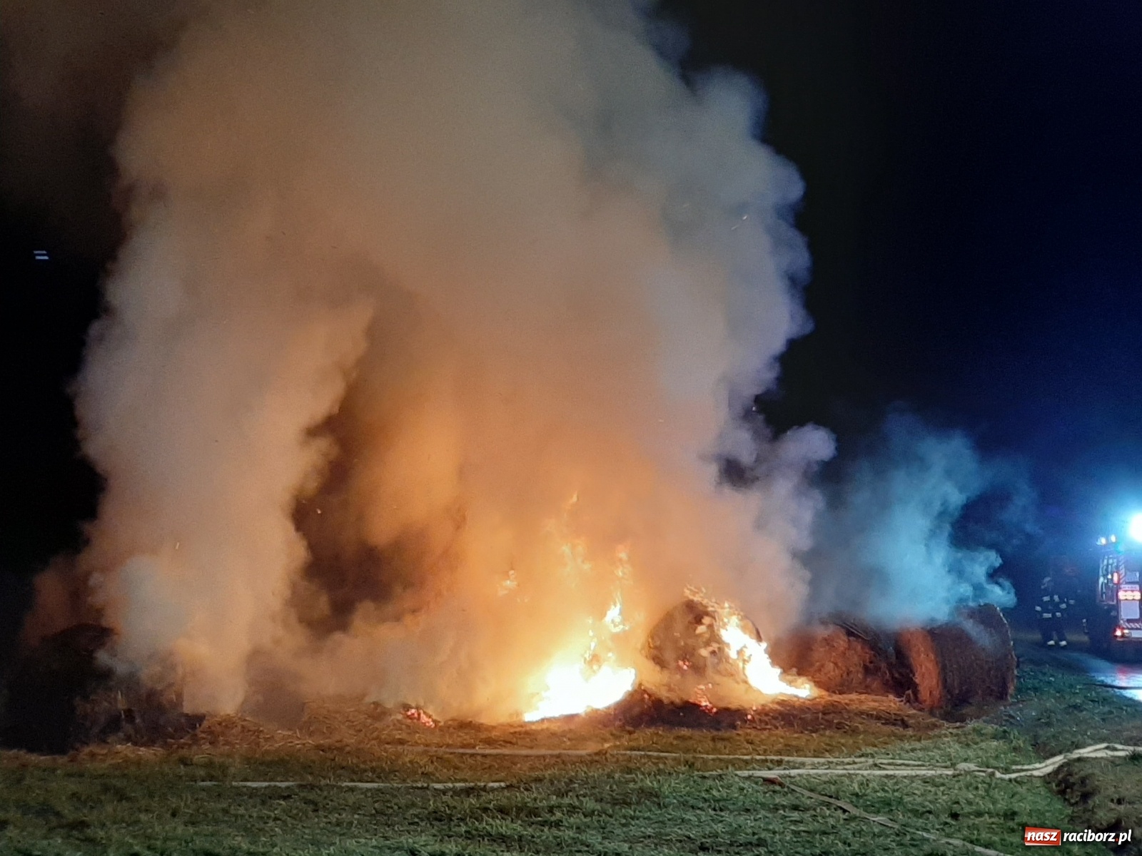Zdjęcie w galerii na portalu naszraciborz.pl: Płonie stóg słomy przy drodze z Bolesławia na Urbanek [FOTO i WIDEO] wiadomości z regionu