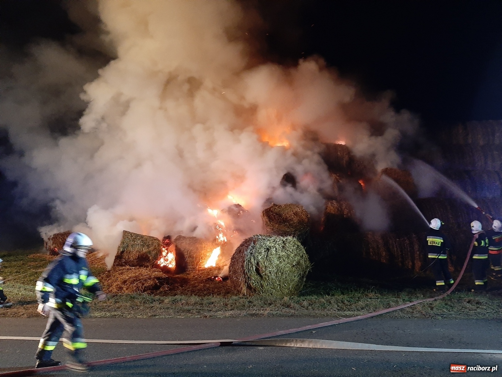 Zdjęcie w galerii na portalu naszraciborz.pl: Płonie stóg słomy przy drodze z Bolesławia na Urbanek [FOTO i WIDEO] wiadomości z regionu