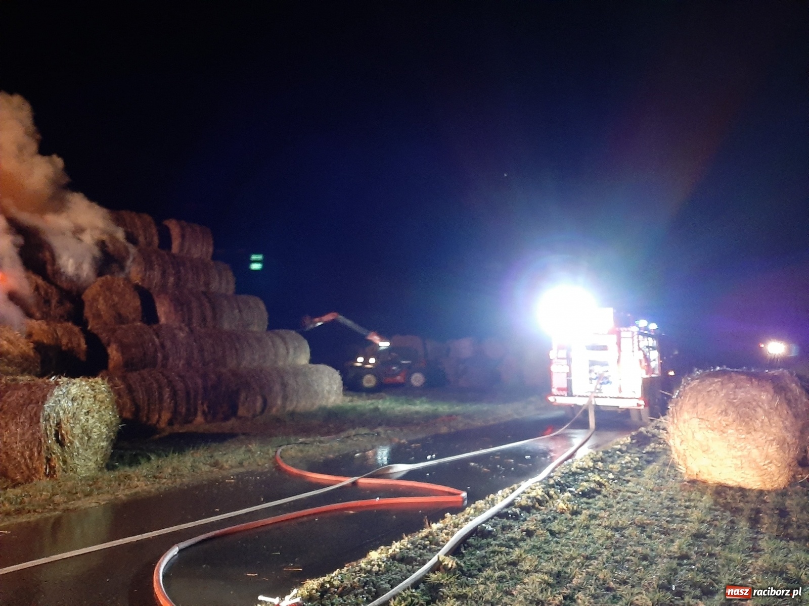 Zdjęcie w galerii na portalu naszraciborz.pl: Płonie stóg słomy przy drodze z Bolesławia na Urbanek [FOTO i WIDEO] wiadomości z regionu