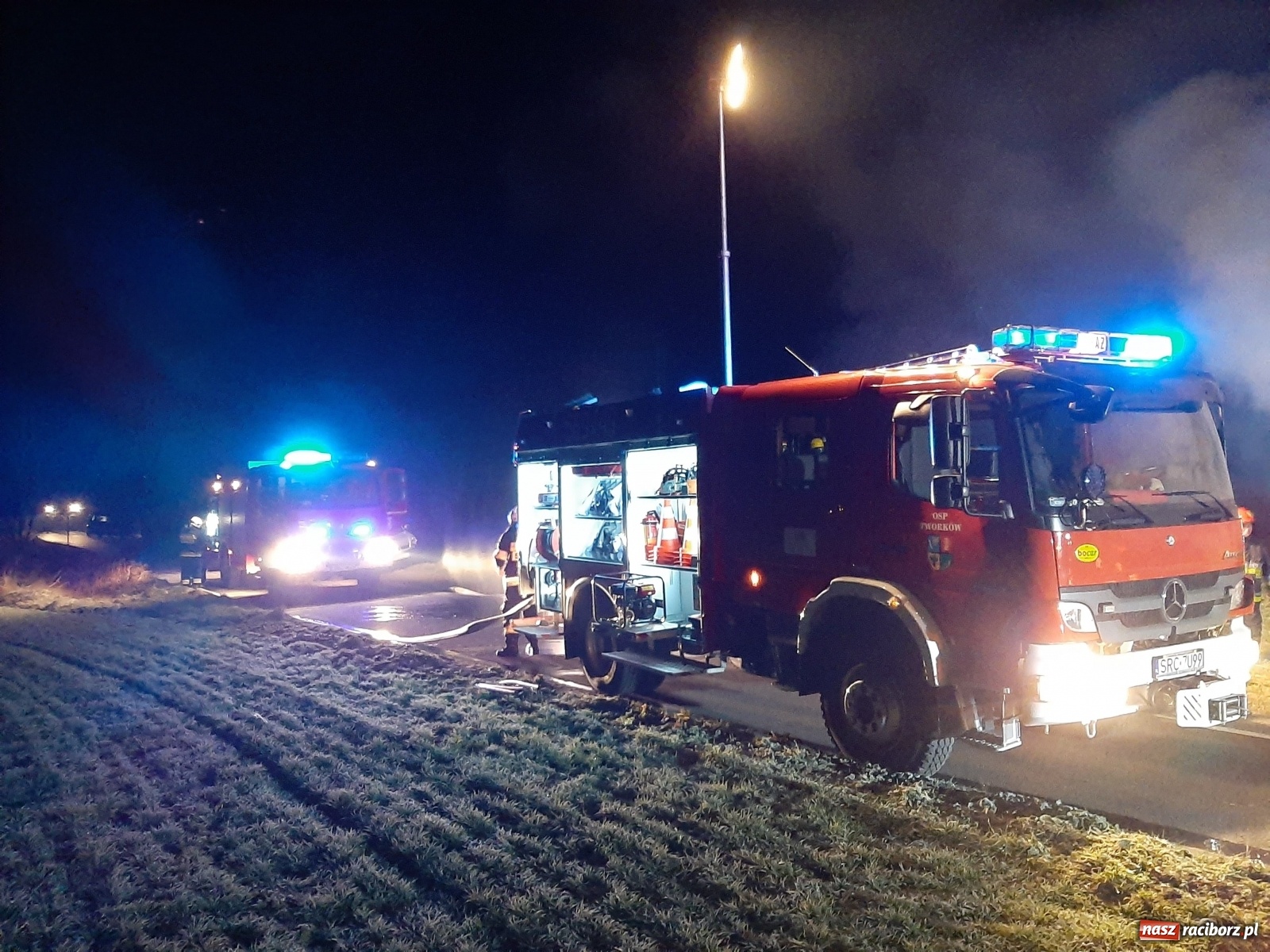 Zdjęcie w galerii na portalu naszraciborz.pl: Płonie stóg słomy przy drodze z Bolesławia na Urbanek [FOTO i WIDEO] wiadomości z regionu