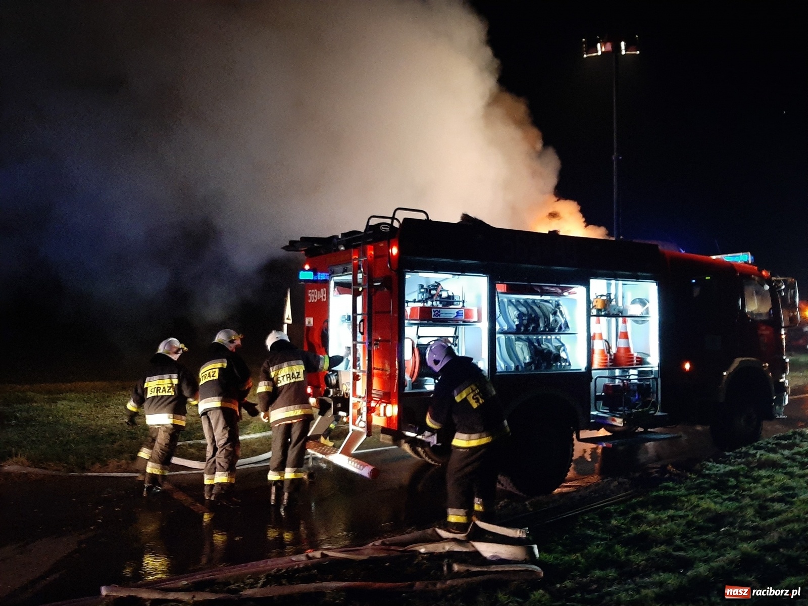 Zdjęcie w galerii na portalu naszraciborz.pl: Płonie stóg słomy przy drodze z Bolesławia na Urbanek [FOTO i WIDEO] wiadomości z regionu