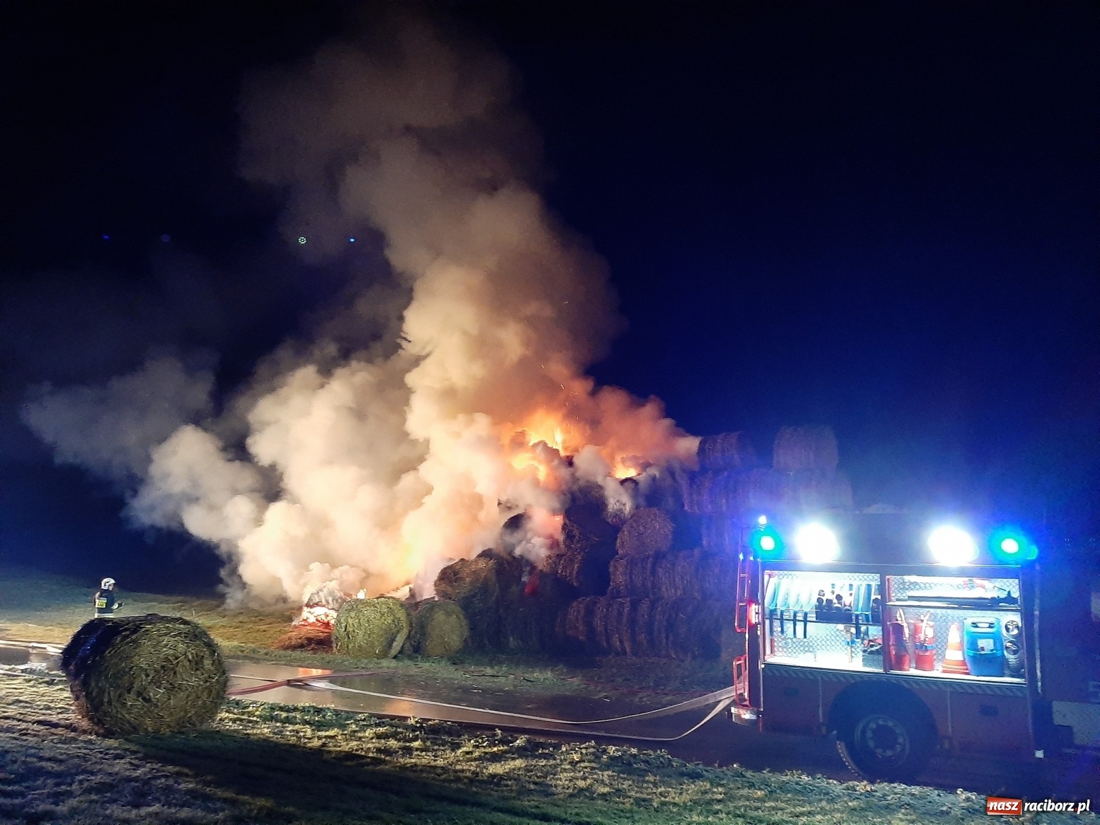 Zdjęcie w galerii na portalu naszraciborz.pl: Płonie stóg słomy przy drodze z Bolesławia na Urbanek [FOTO i WIDEO] wiadomości z regionu