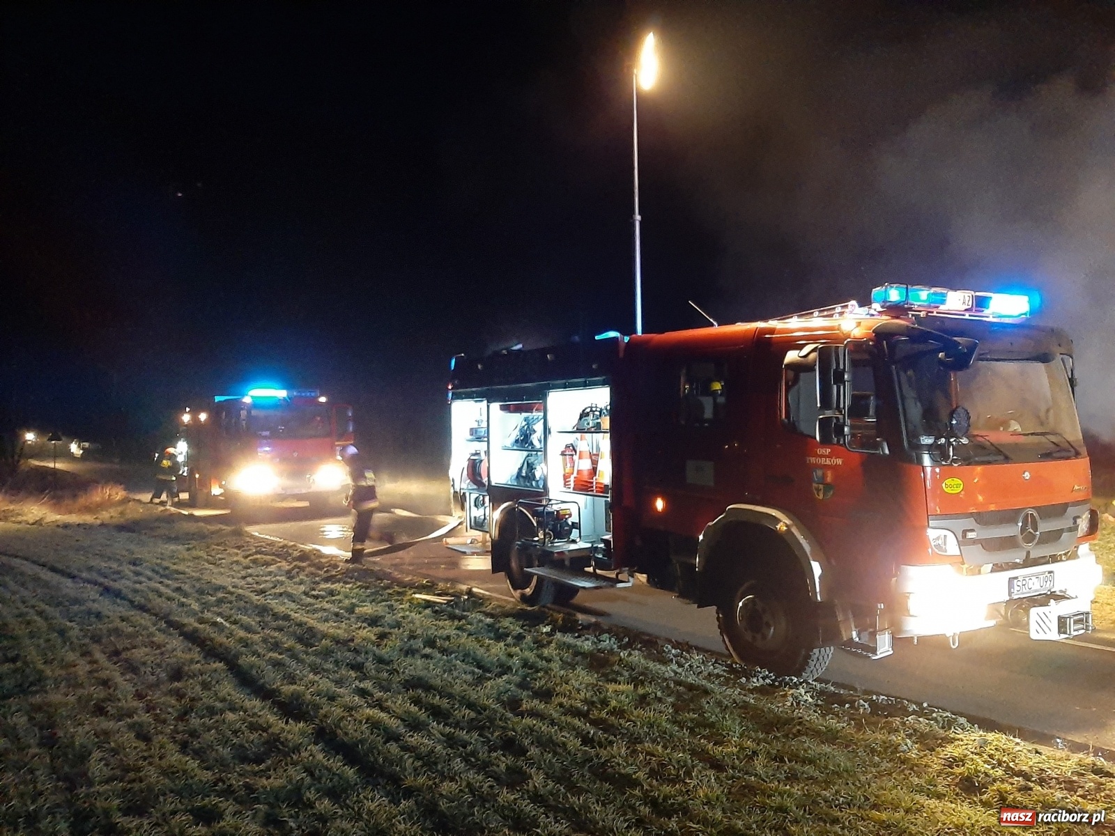 Zdjęcie w galerii na portalu naszraciborz.pl: Płonie stóg słomy przy drodze z Bolesławia na Urbanek [FOTO i WIDEO] wiadomości z regionu